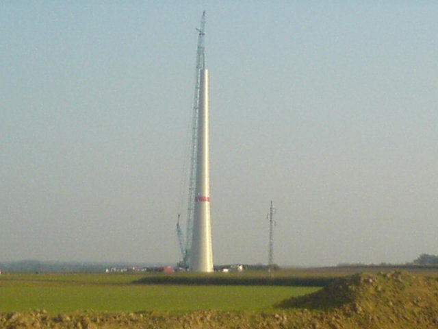 Mast der ersten Windkraftanlage in Etinnes